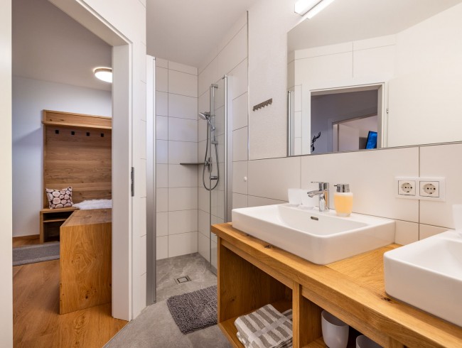 Badezimmer, Waschbecken und Dusche