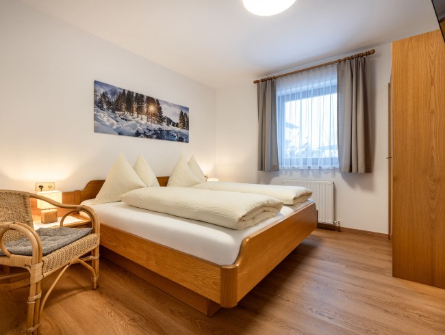 Schlafzimmer mit Doppelbett