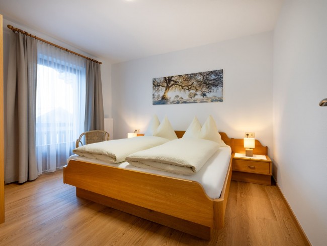 Schlafzimmer mit Doppelbett