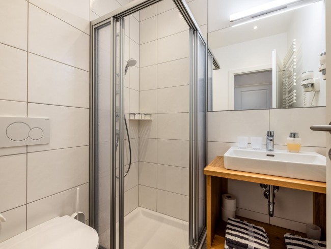 Badezimmer mit Dusche, WC und Waschbecken