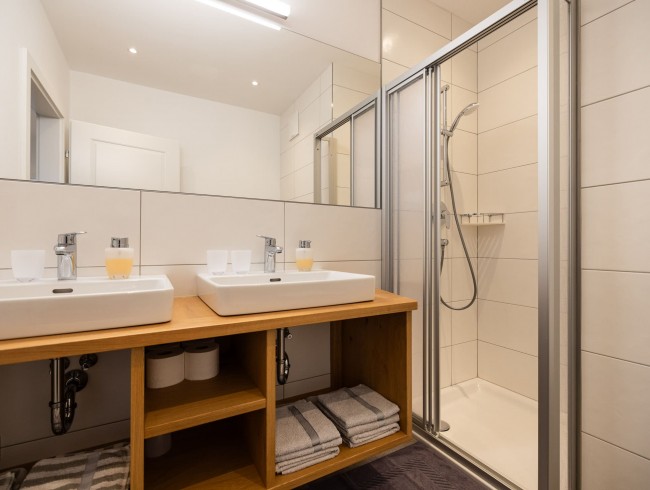 Geräumiges Badezimmer mit Doppelwaschbecken und WC