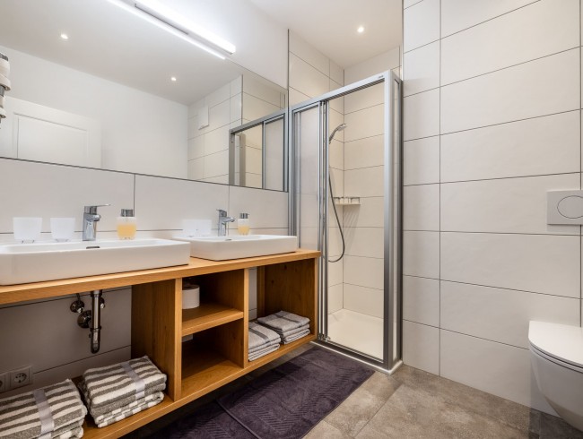 Geräumiges Badezimmer mit Doppelwaschbecken und WC