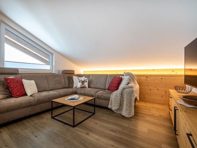 Große Couch mit Flat-TV im Wohnzimmer