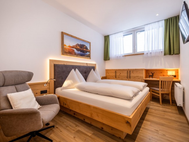 Schlafzimmer mit Doppelbett