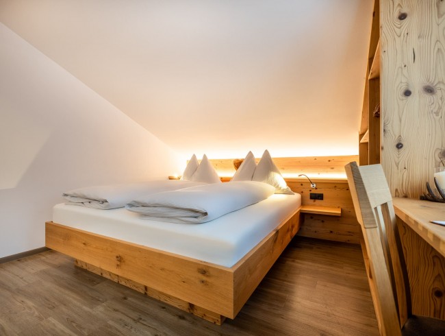 Schlafzimmer mit Doppelbett