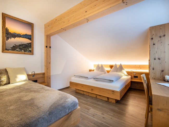 Schlafzimmer mit Doppelbett und Schlafsofa