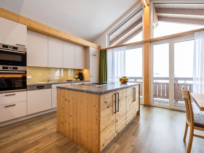 Große Küche mit Balkon
