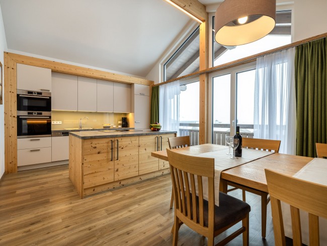 Große Küche mit Balkon